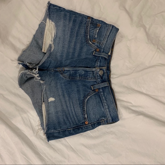 medium-dark wash levi’s jean shorts - Picture 2 of 6